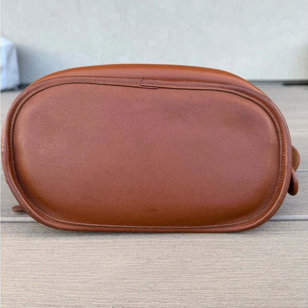 Vintage Coach Legacy Lula Bucket Bag in British Tan - Picture 3 of 16